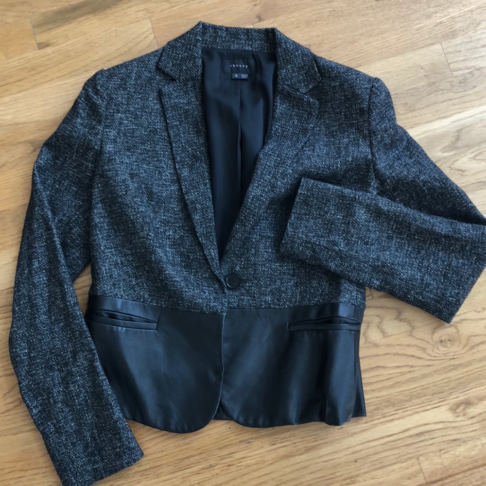 Theory Light Jacket size 6 MAKE AN OFFER ❤️